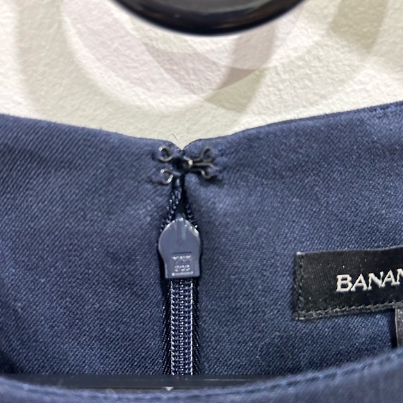 Women’s Banana Republic navy and white fitted work dress. Size 4 - Picture 3 of 4